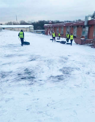 Процесс очистки крыши от снега